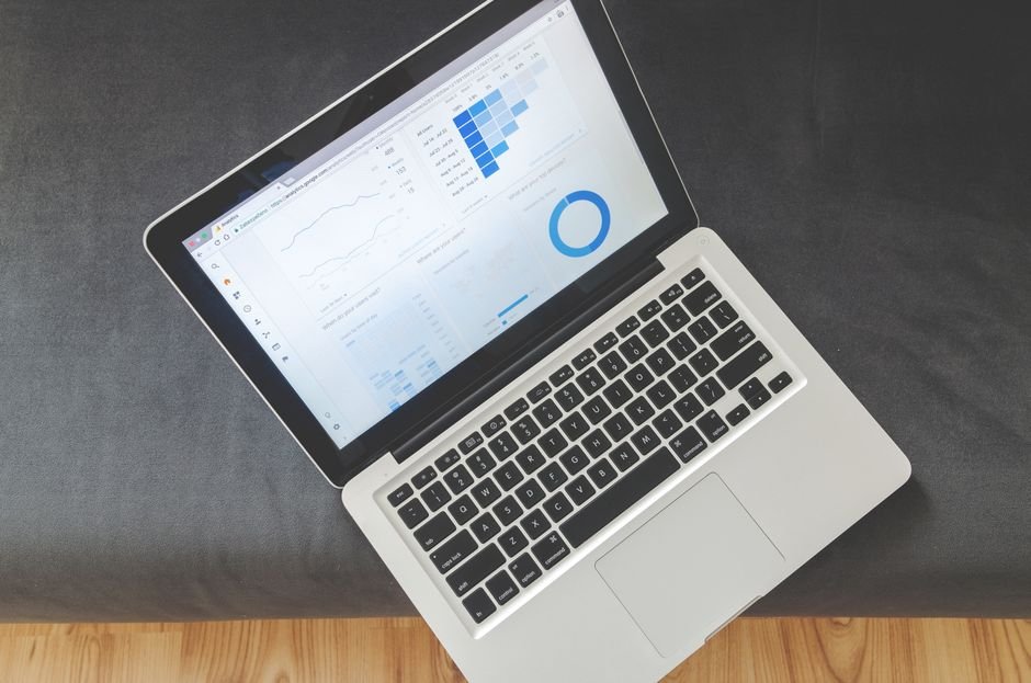 Marketer analyzing campaign performance on HubSpot dashboard